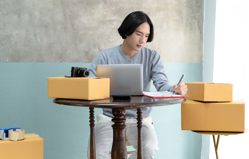 asian-man-entrepreneurs-checking-orderfor e-commerce-seo